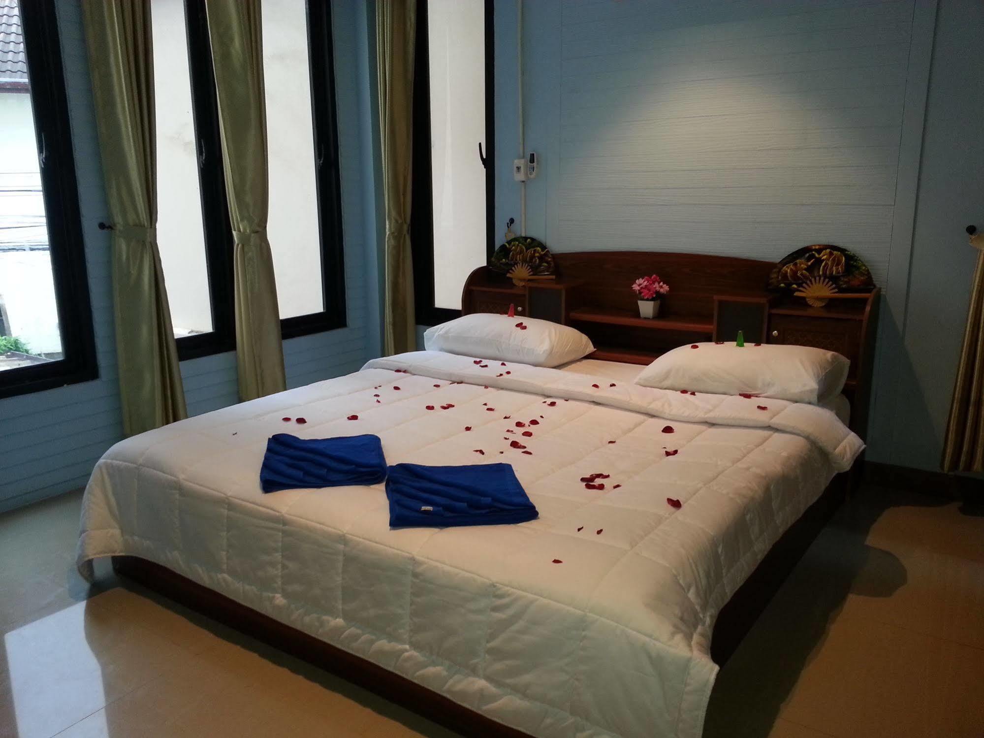 Dreams Guesthouse & Hostel Patong Exterior foto