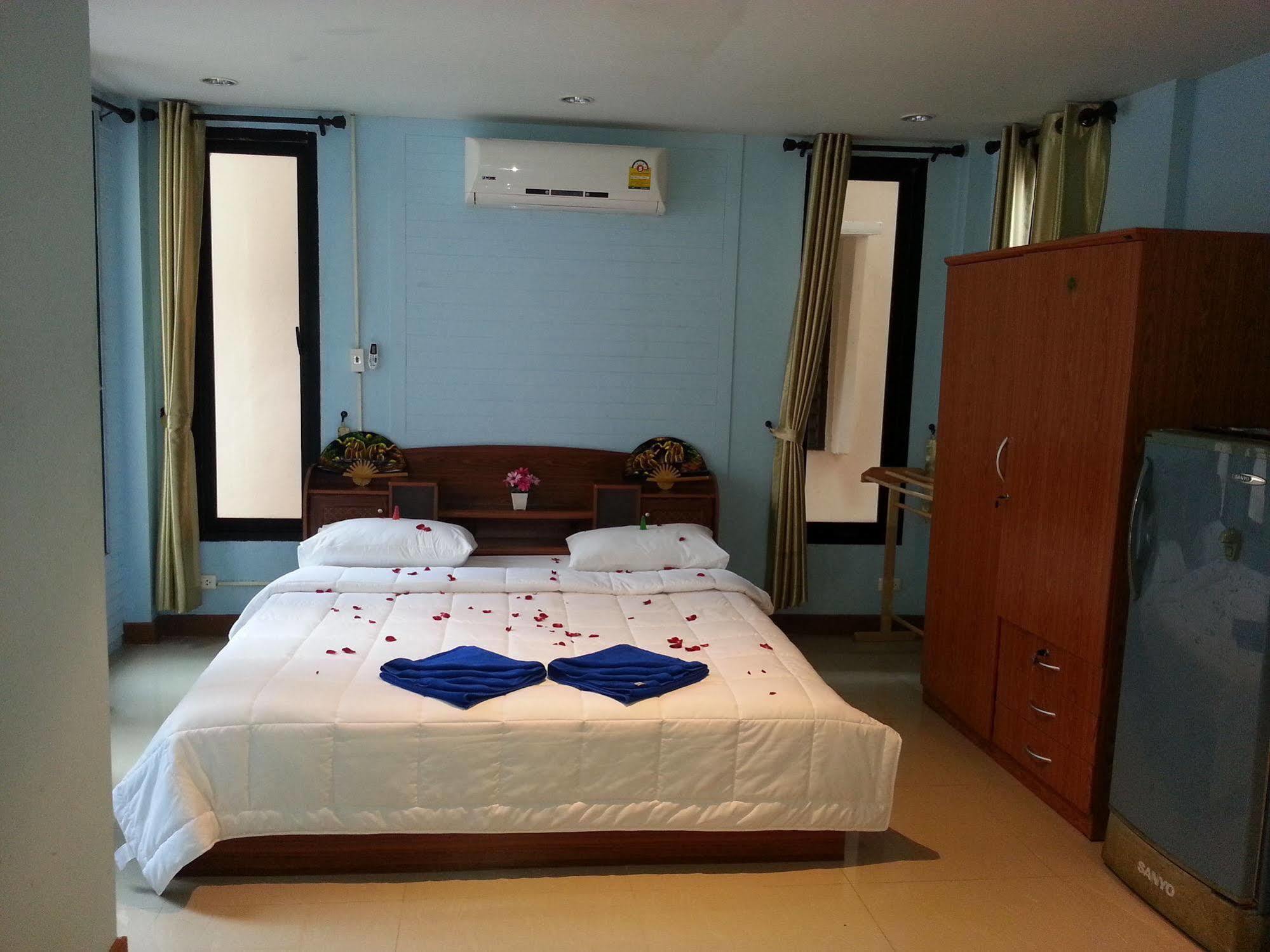 Dreams Guesthouse & Hostel Patong Exterior foto